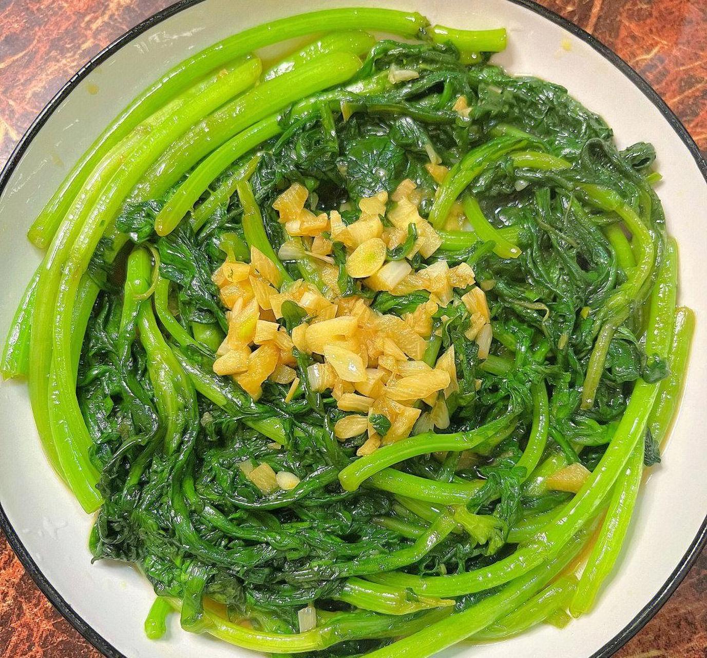 食材:茼蒿,蒜末 分分钟搞定的家常菜做法简单营养美味  #奇趣美食