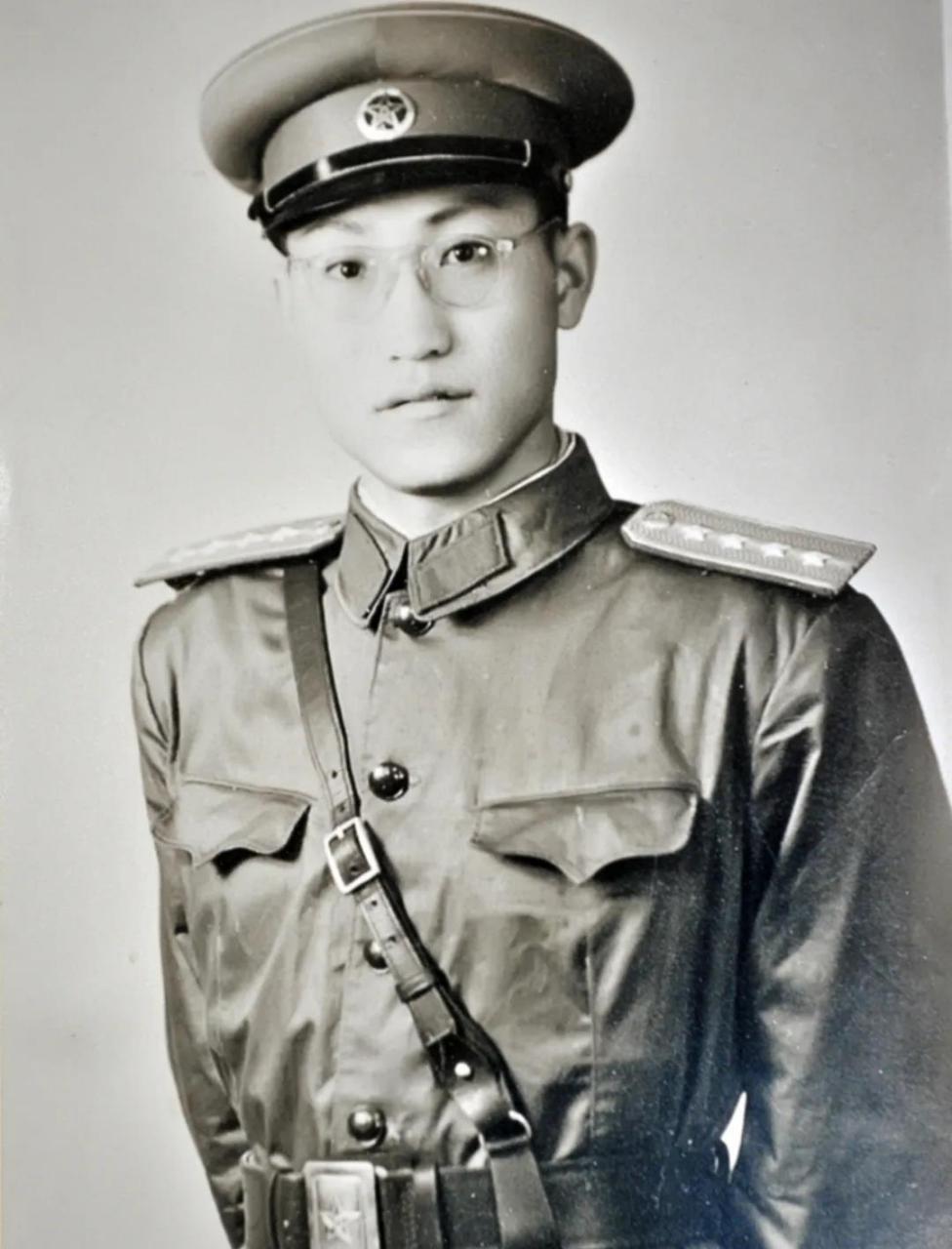 这是1955年,一名被授予了大尉军衔的军官,留下的珍贵照片,照片中的他