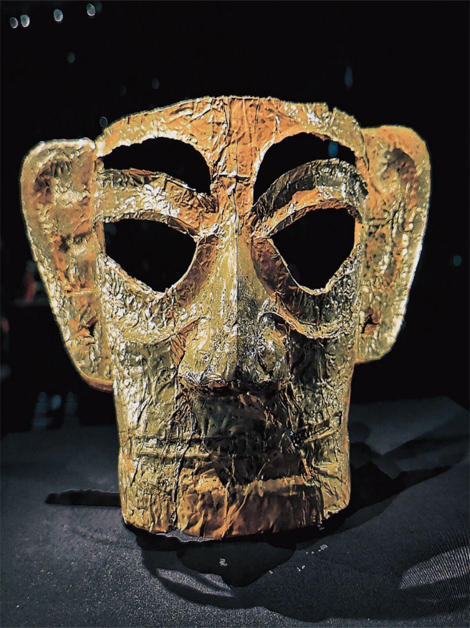 三星堆神秘面纱  82图1: 公元前1300年-公元前1100年期间的人头像