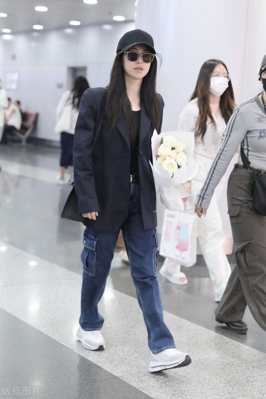 朱珠机场街拍,黑色西装搭配工装牛仔裤,棒球帽率性时髦!
