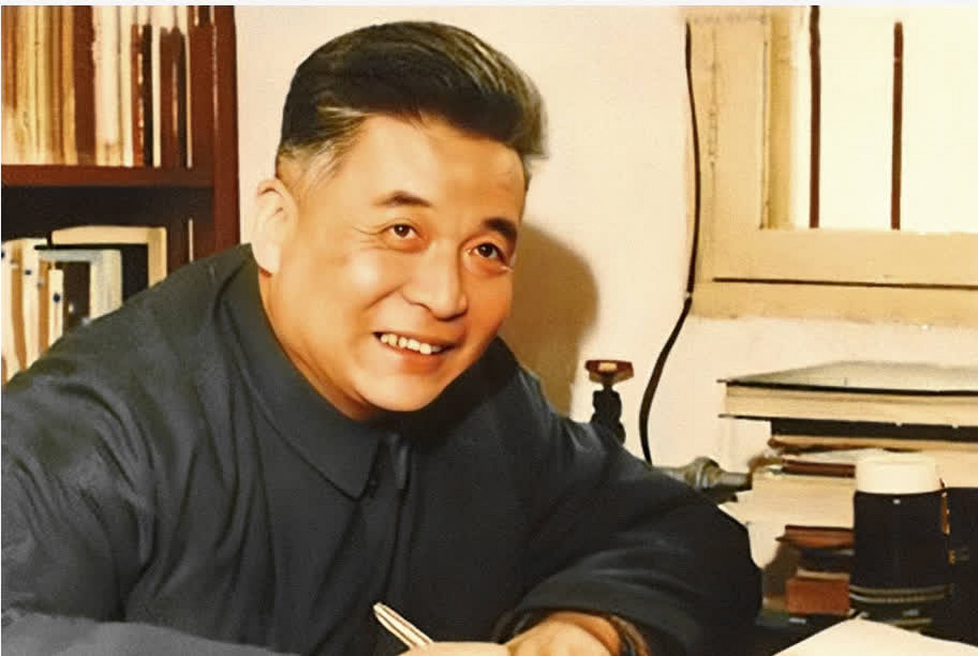 邓稼先是中国著名科学家,被誉为"中国核潜艇之父","中国火箭之父"