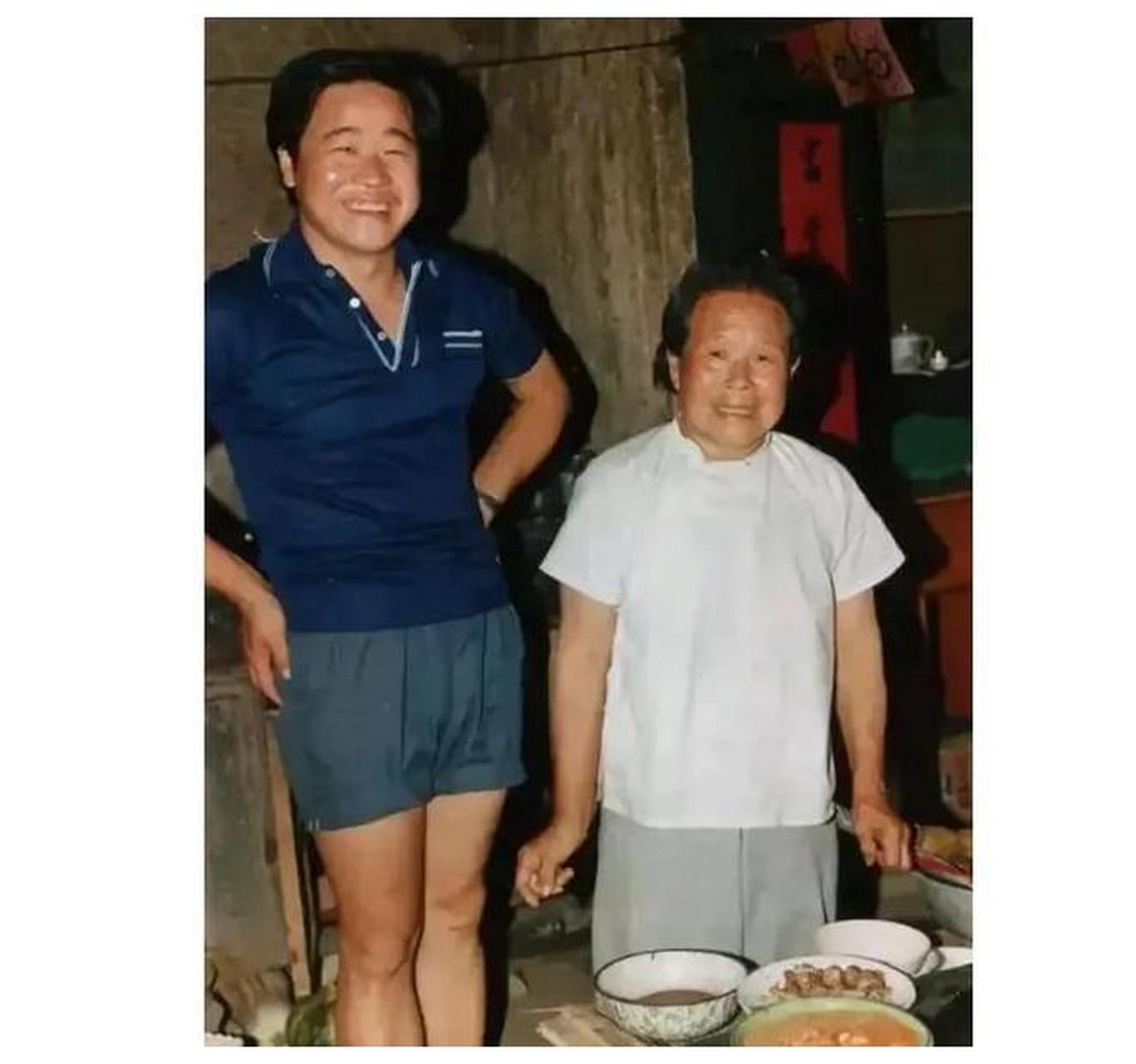 1987年的山东高密,莫言和母亲合影的照片呈现出一幅极其质朴的画面.