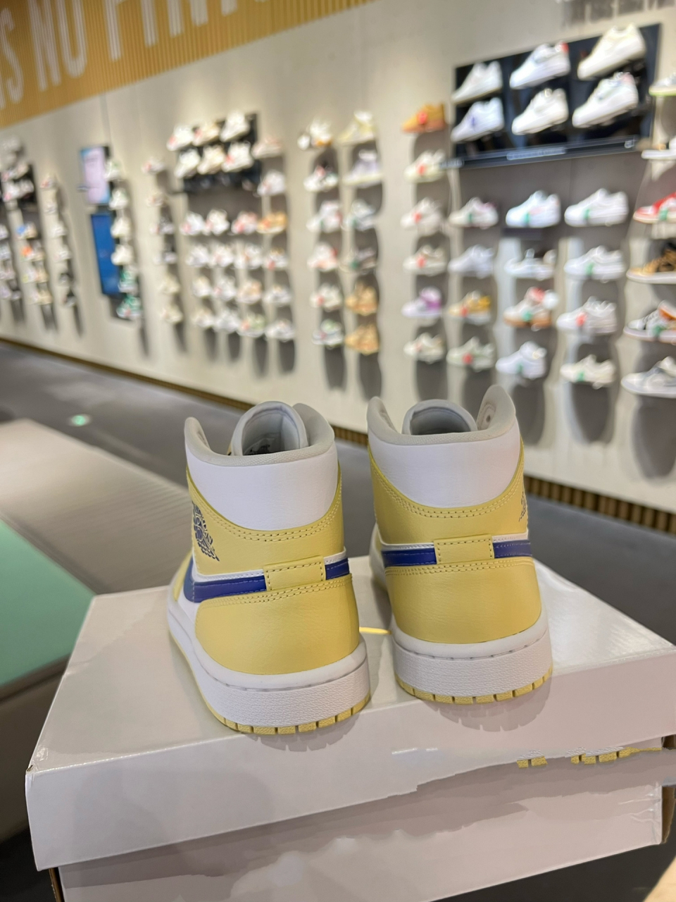 aj1 mid 柠檬黄93,小仙女还不快冲～ "奶黄白配色真的很赞78 很小