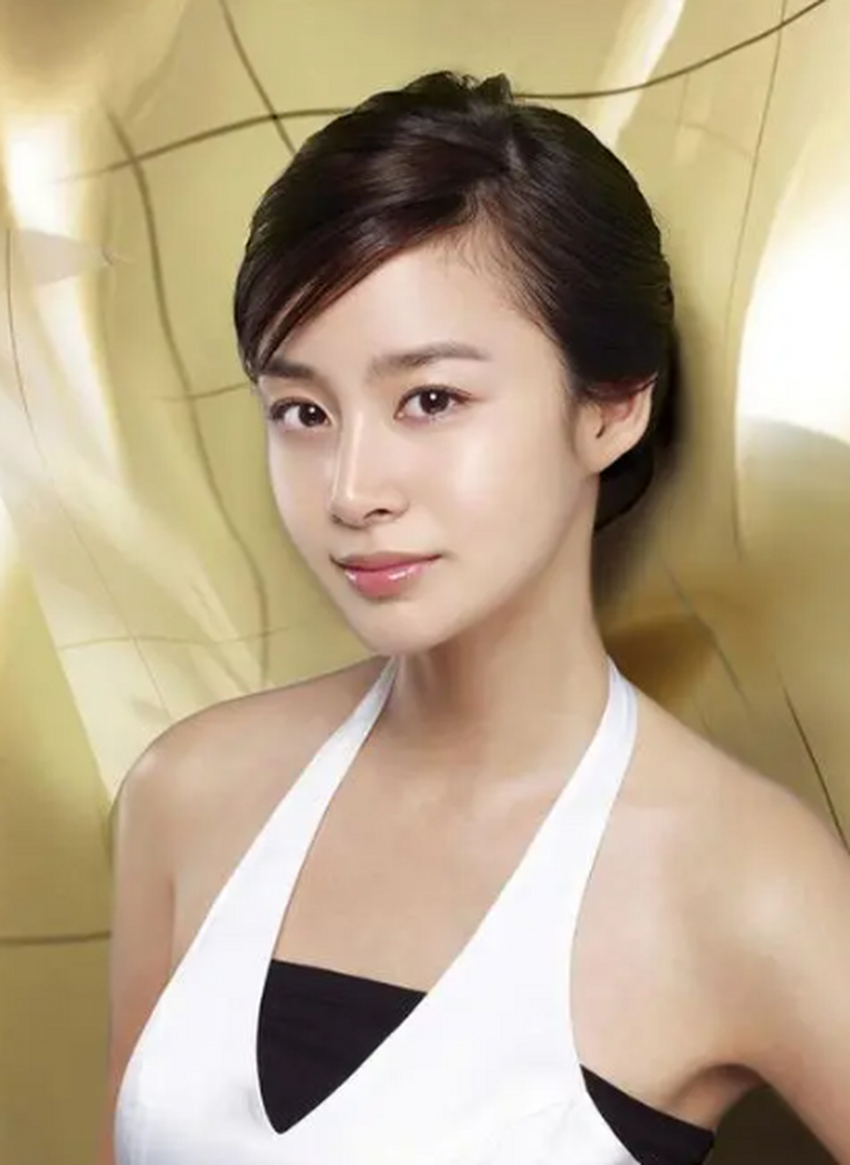 金泰熙算是韩国最美女星的代表人物之一,拥有天然标准的脸型以及符合
