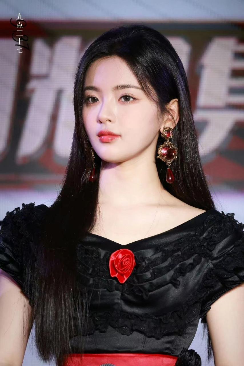 杨超越玫瑰写真大片,可爱甜美少女感十足!