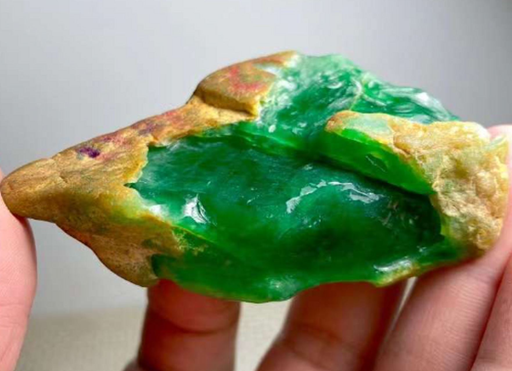 点击头像看直播##翡翠原石#木那冰阳绿戒面料,55克,大窗口满色,色辣