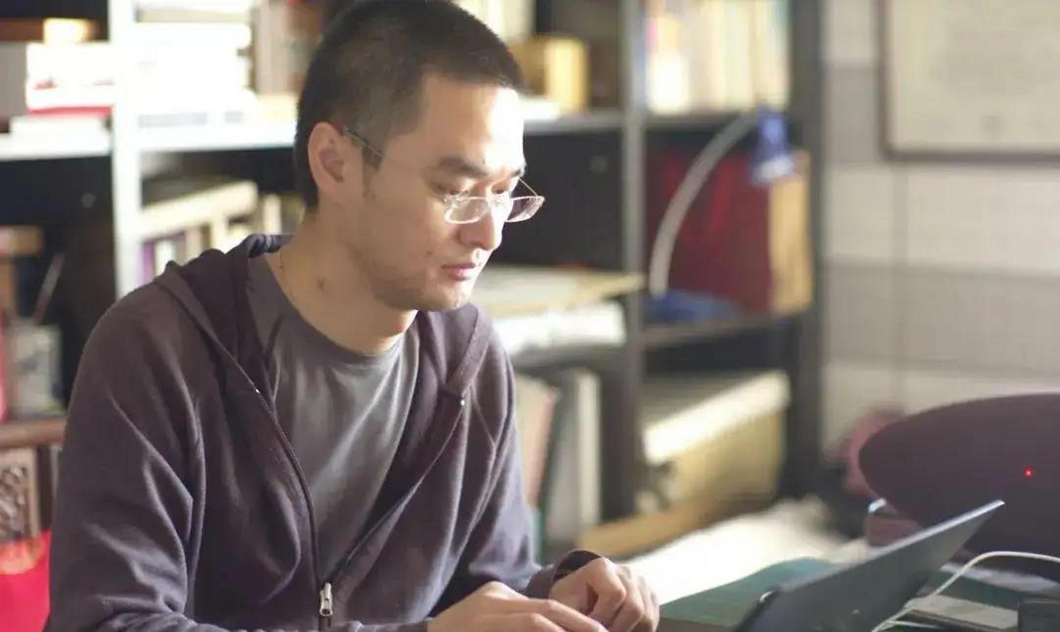 华润原董事长出事的前几天,冯唐正在办公室喝茶,胸前的古玉"啪"地碎裂