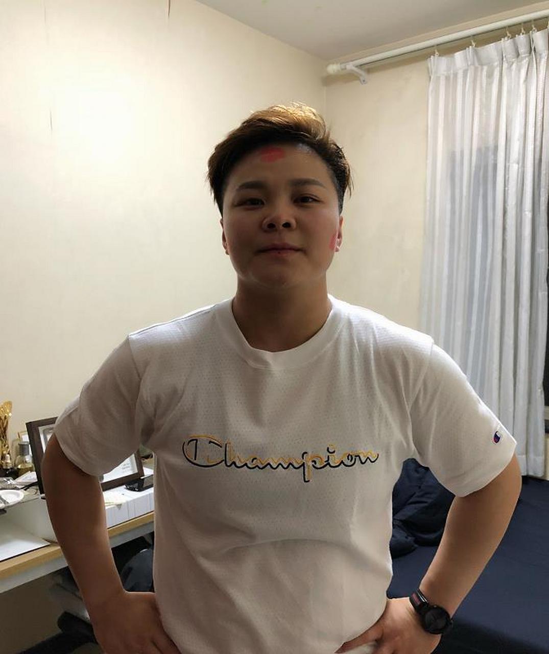 奥运举重冠军汪周雨,虽然平时打扮得像男孩,但确实很招女孩喜欢