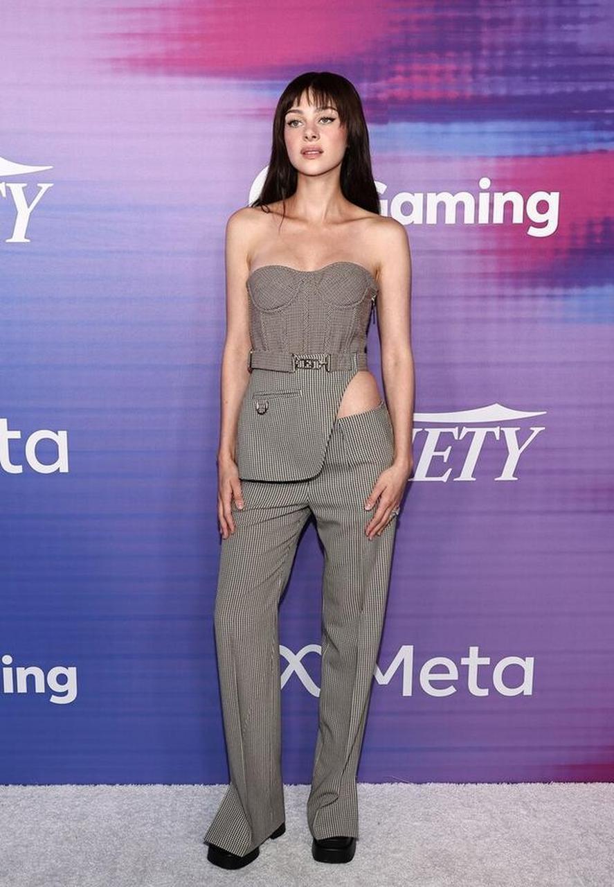 妮可拉-佩尔茨抹胸上衣 喇叭裤 厚底鞋个性十足