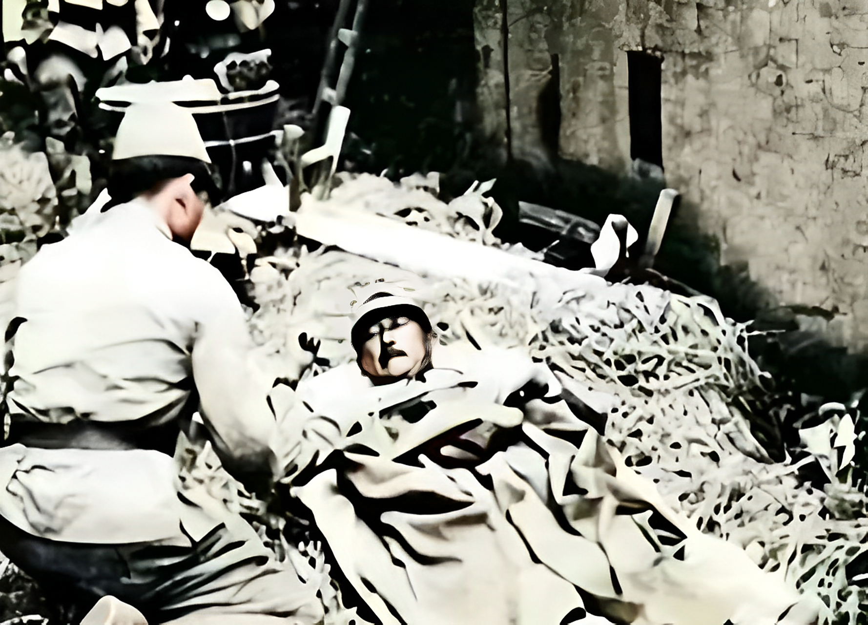 1938年,日本士兵中将松浦淳六郎躺在担架上,像一只流浪狗一样受伤