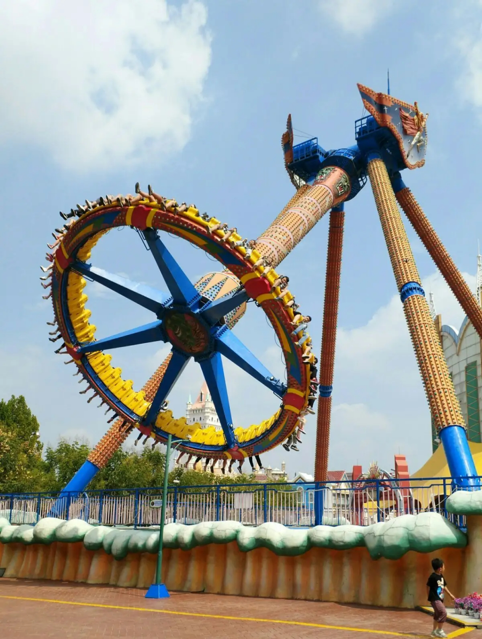 我坐上大摆锤,开始慢慢地旋转.