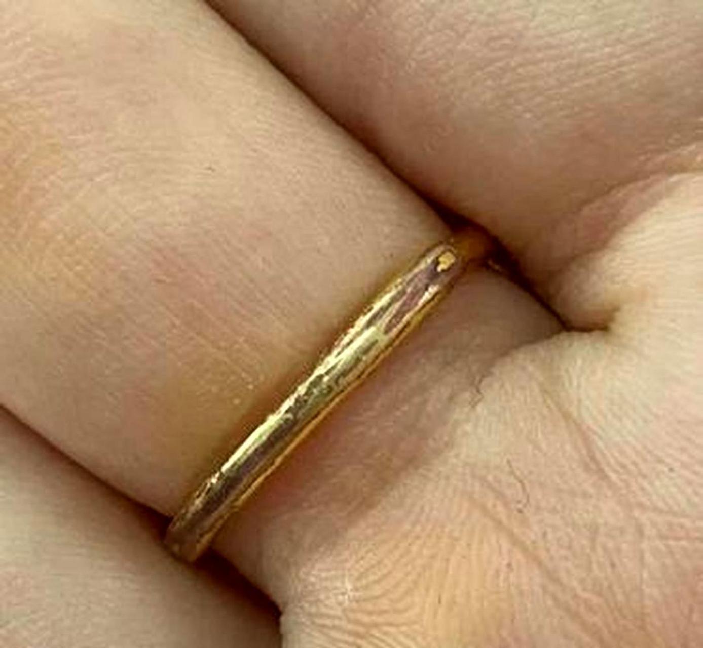 我男朋友送给我一枚999千足金的金戒指,它闪耀着永恒的爱情和珍贵的