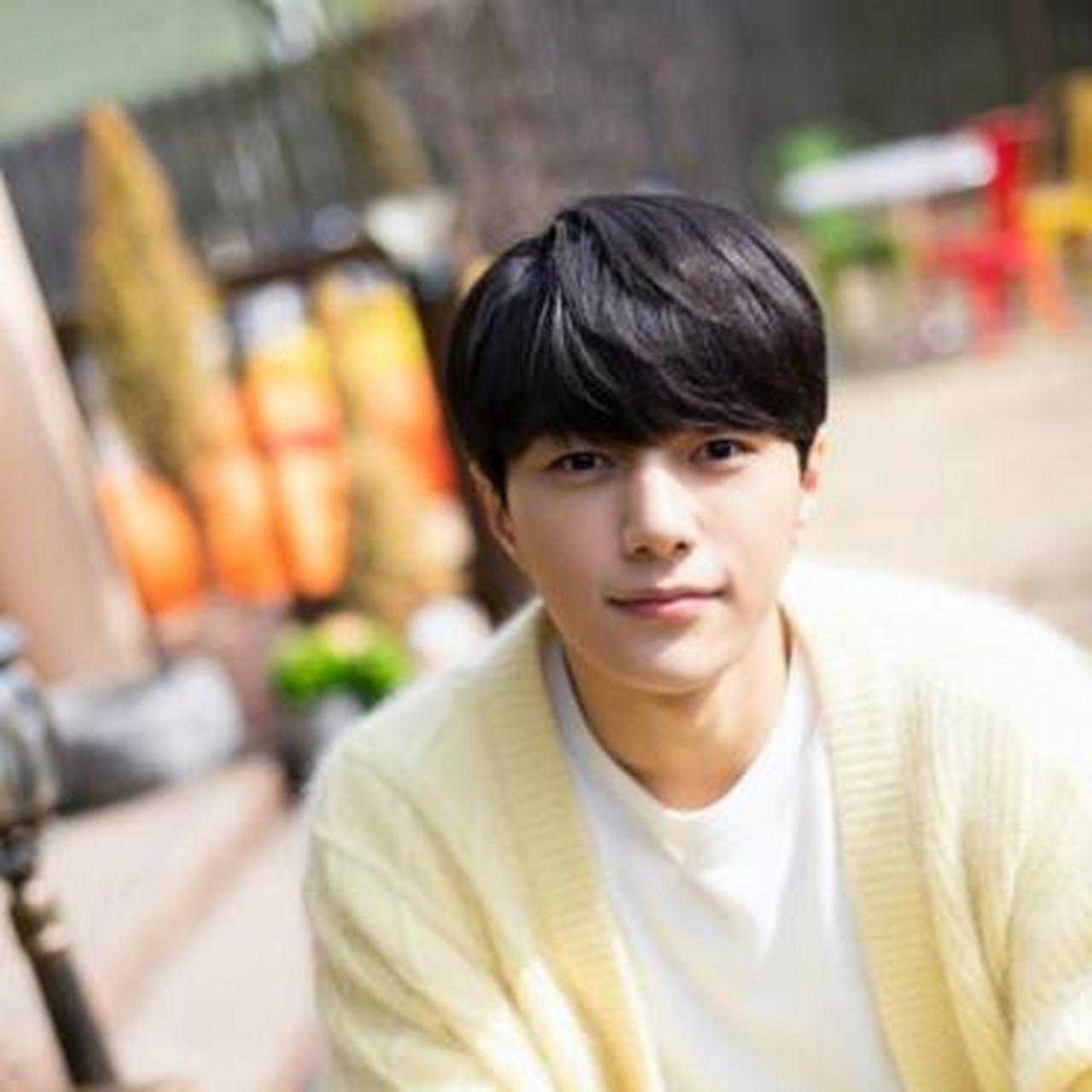 金明洙采访画报更新照片,身穿奶油黄针织开衫又奶又盐,少年感满分