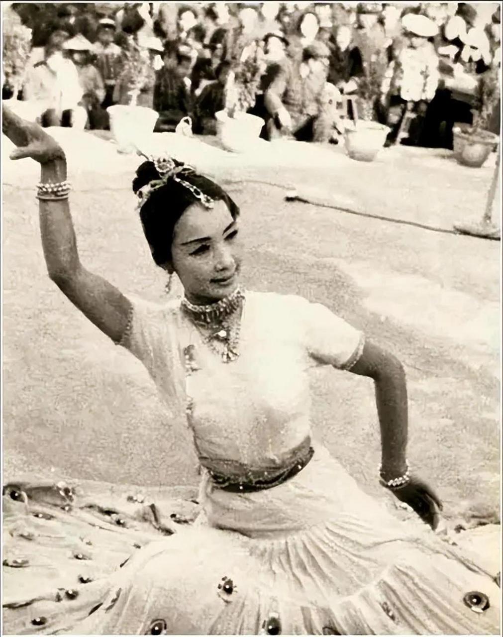 1958年,云南的"孔雀公主"～傣族姑娘刀美兰.