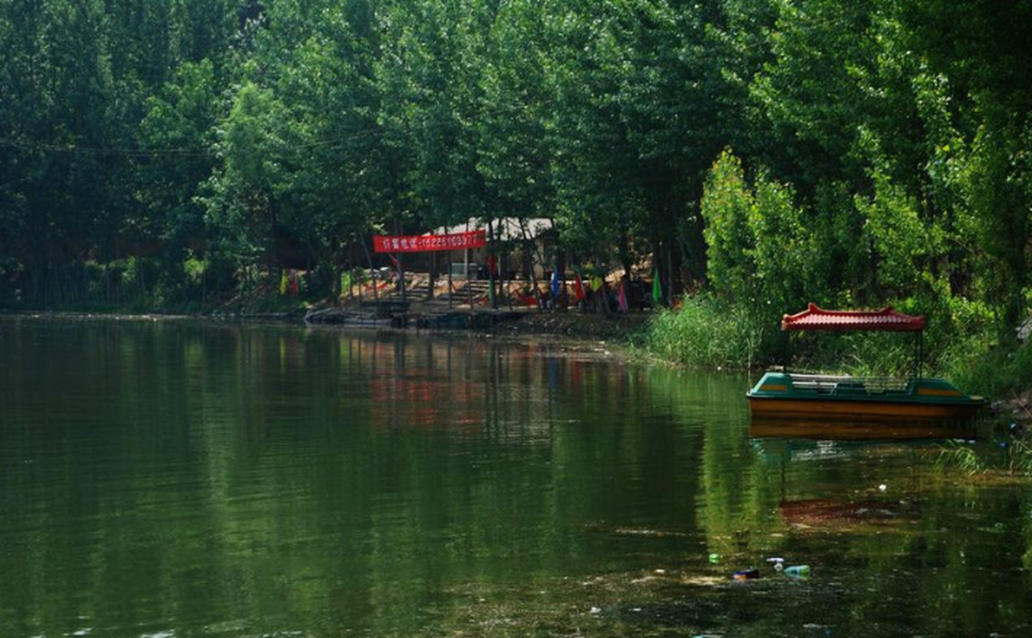 洞林湖又名寺河,洞林湖水上游乐园位于郑州市西南15公里,荥阳市东南20