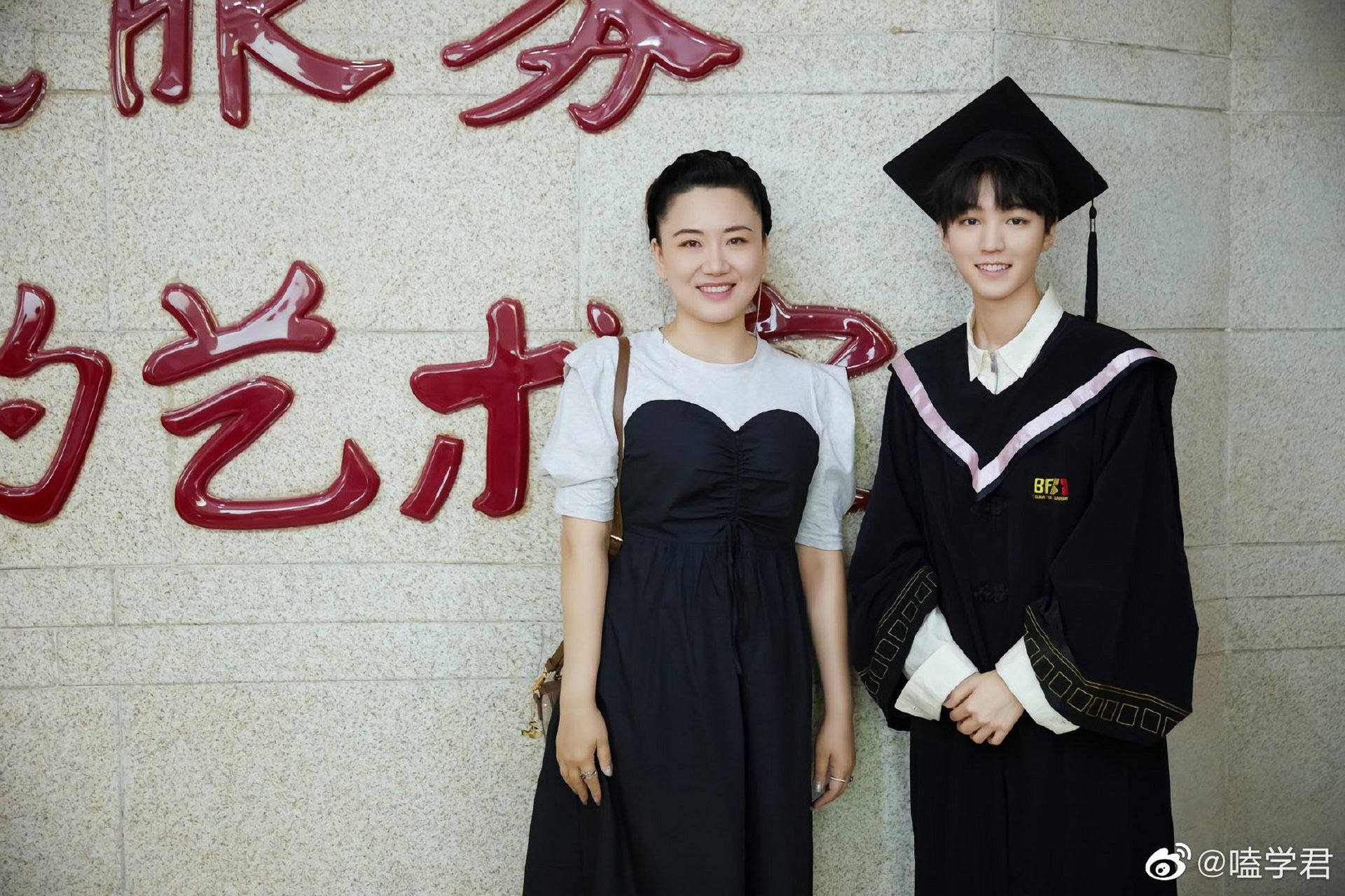 一位声乐老师分享同王俊凯,关晓彤,郭俊辰合影