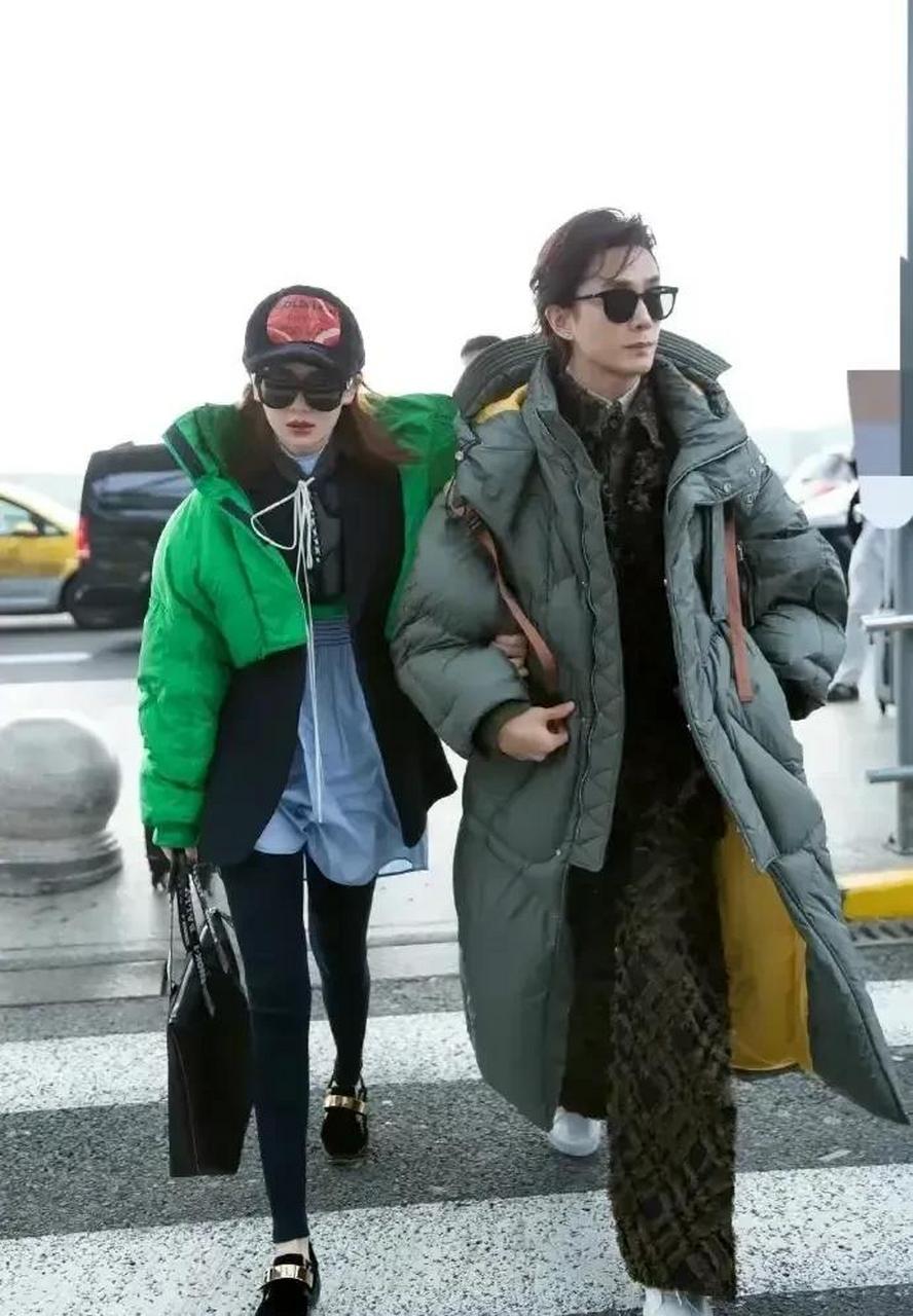 gif创作人# 戚薇,李承铉夫妻的街拍照.