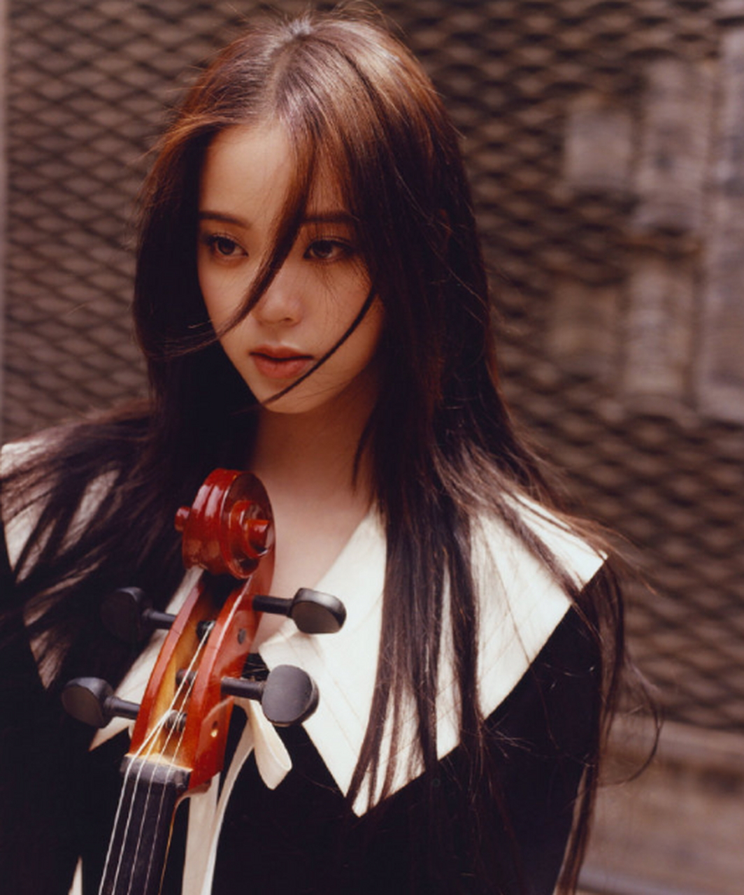 angelababy,欧阳娜娜今日杂志内页大片,两位美女的时尚表现力太强了