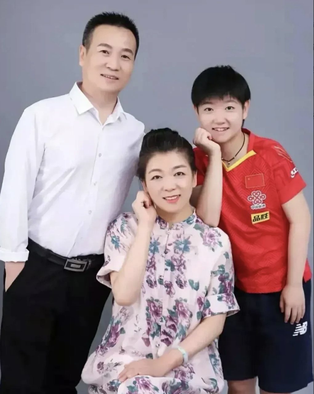 东平战东伟家庭图片