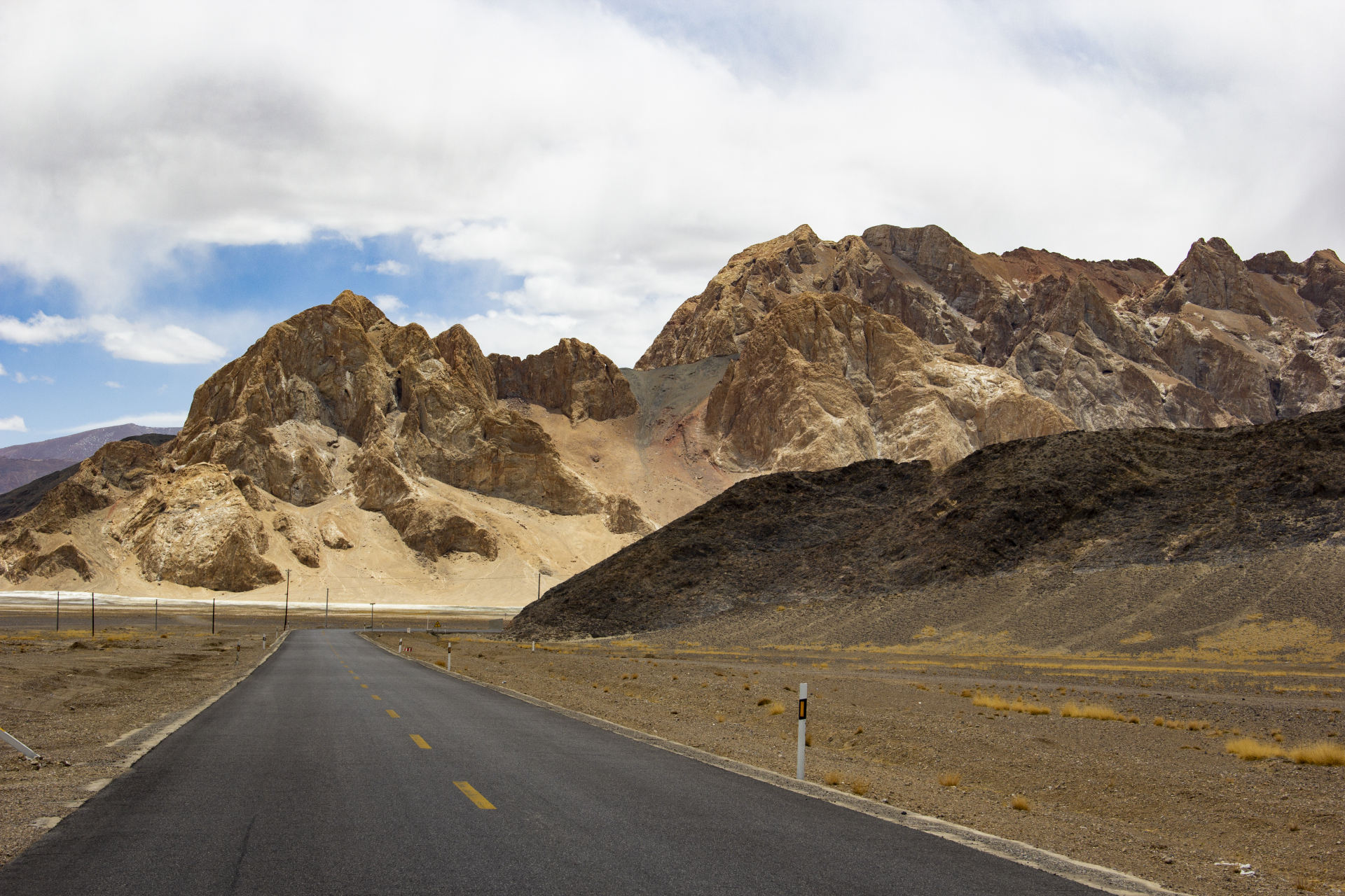 从西藏阿里地区的狮泉河镇至新疆和田县的大红柳滩,全程580公里,要