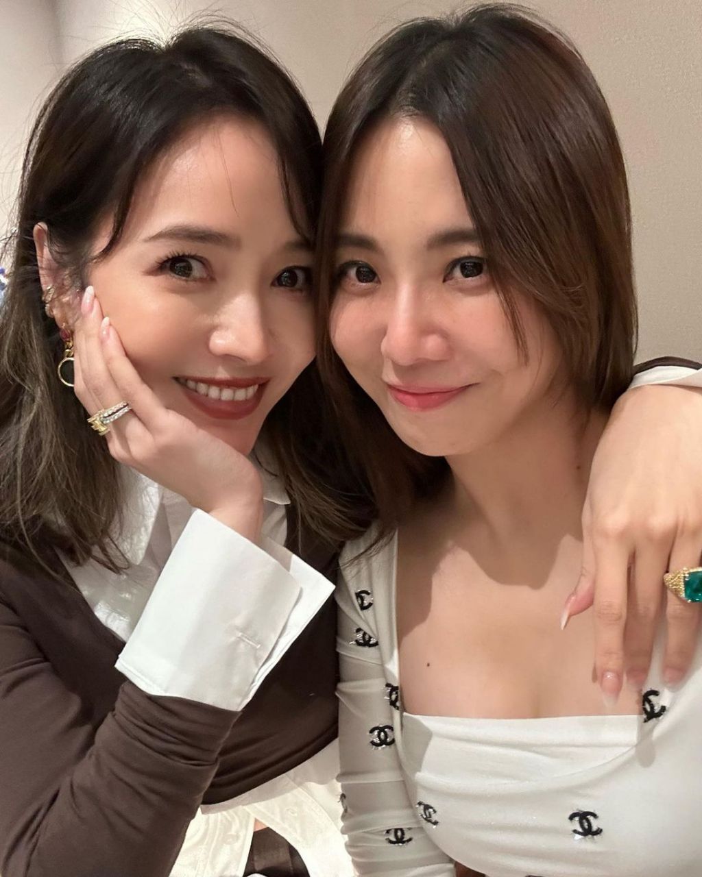 侯佩岑# 侯佩岑与陶喆老婆江佩蓉晒照庆冬至,嘟嘴卖萌如少女,皮肤