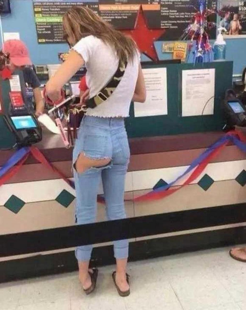 美女的裤子发生了什么?屁股被小偷光顾了?