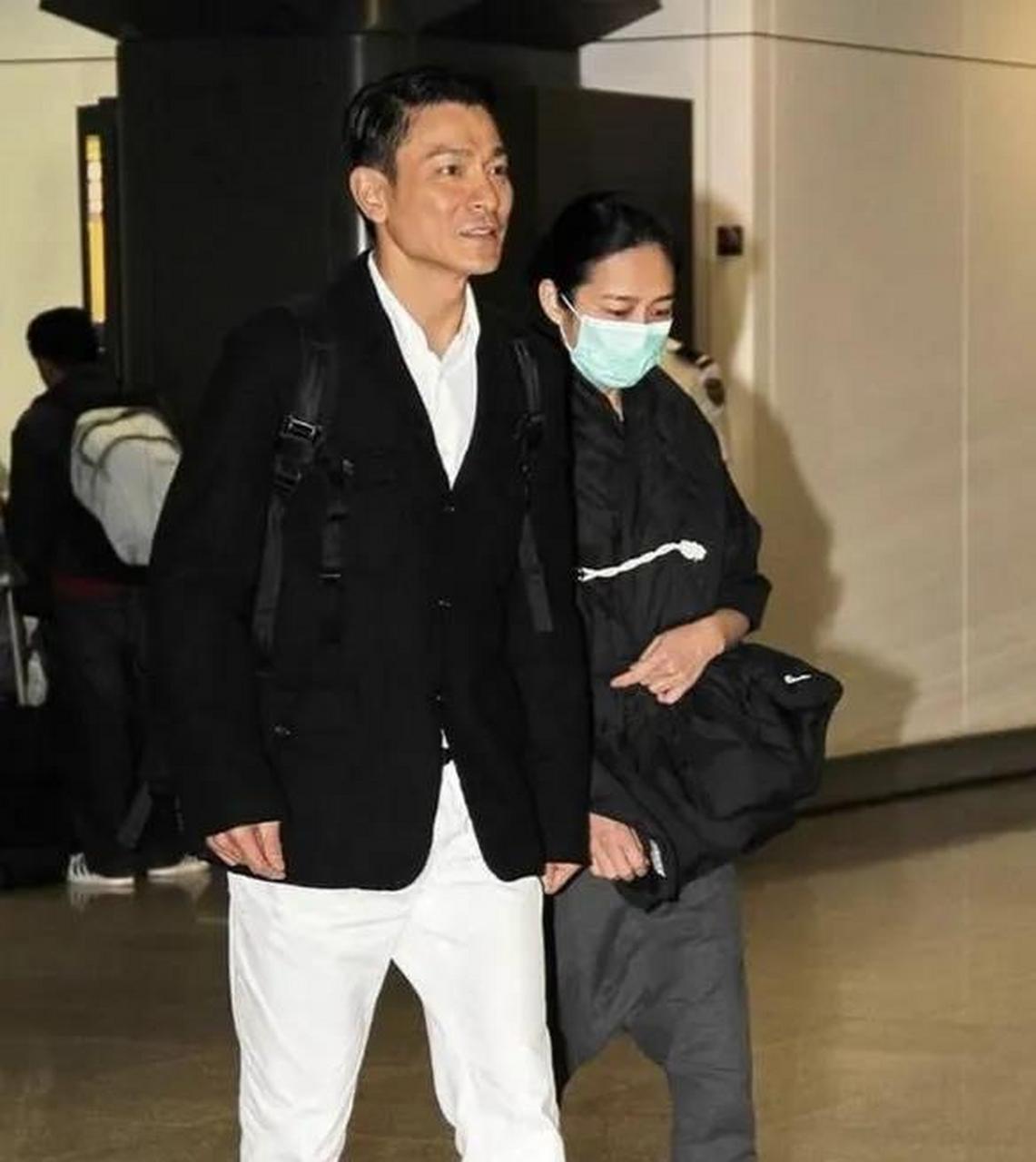 刘德华和老婆朱丽倩的合照,华仔眼里满满都是爱.
