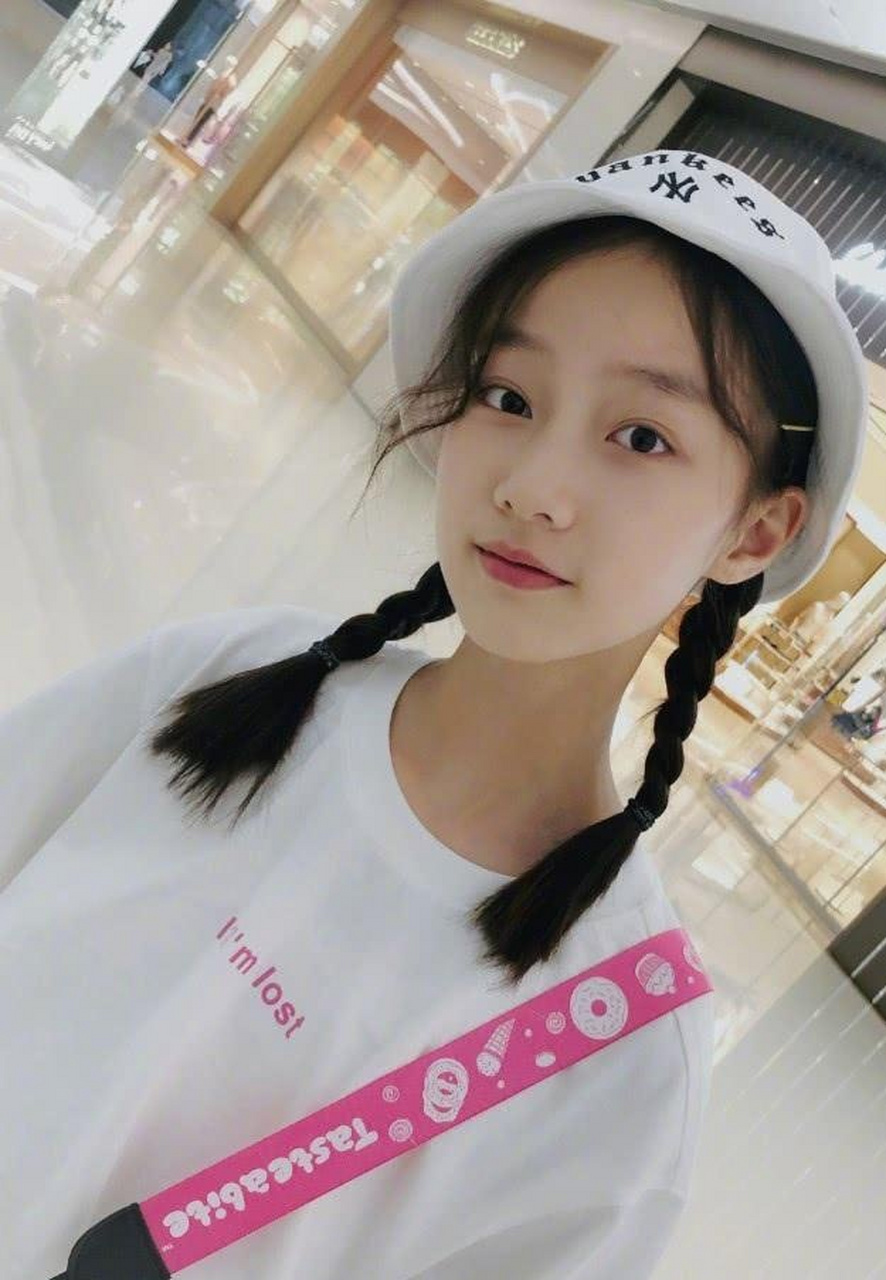 有种发育过猛叫赵薇的干女儿,纪姿含才12岁就长得很高了,如今距离那部