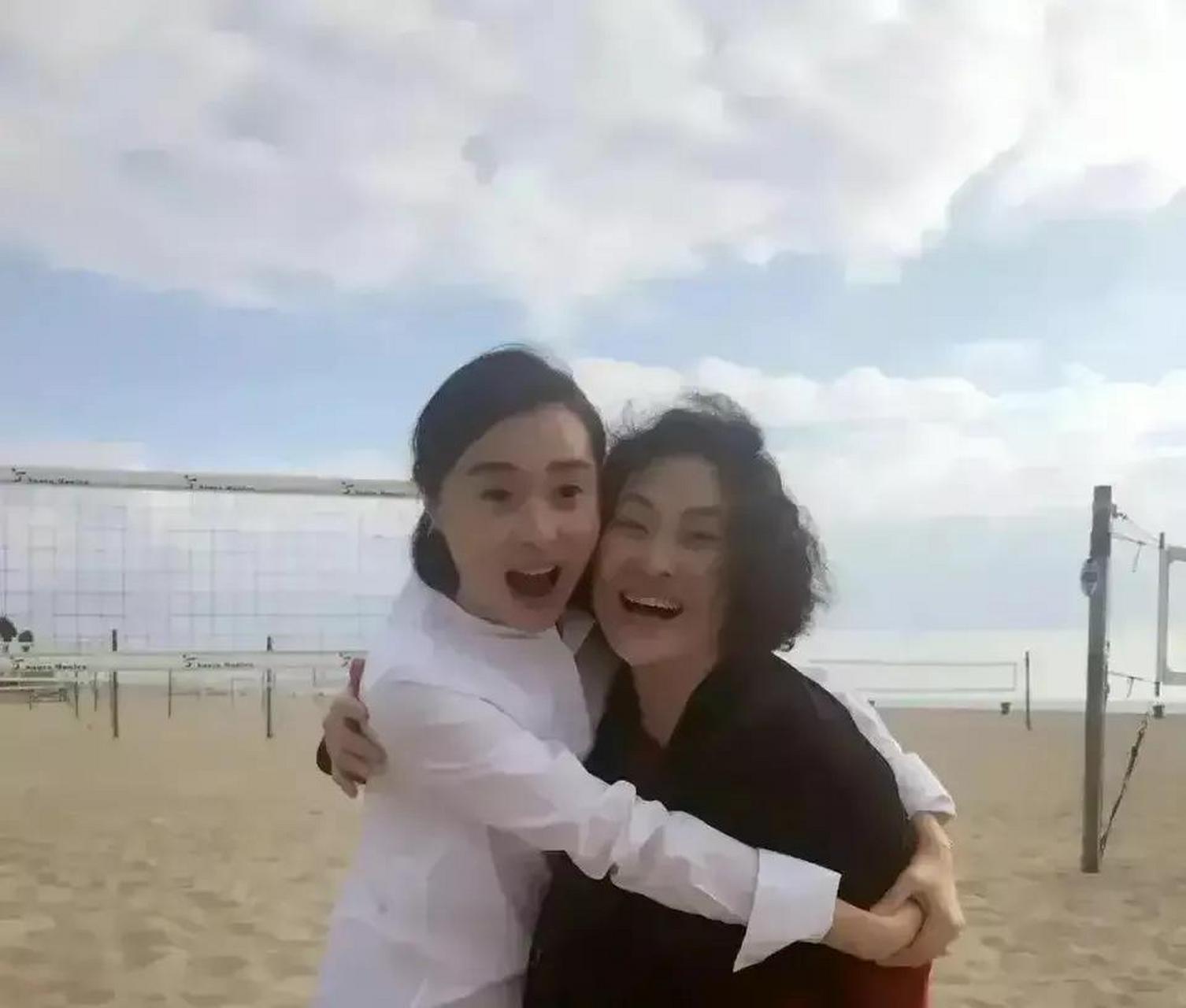 gif创作人# 吴越和几个好闺蜜结伴出游,白色衬衫配黑色修身长裤,家鬃