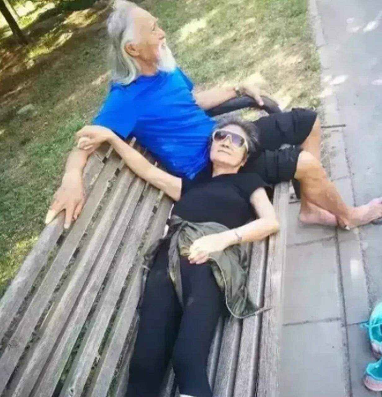 85岁王德顺携手79岁妻子出外游玩!