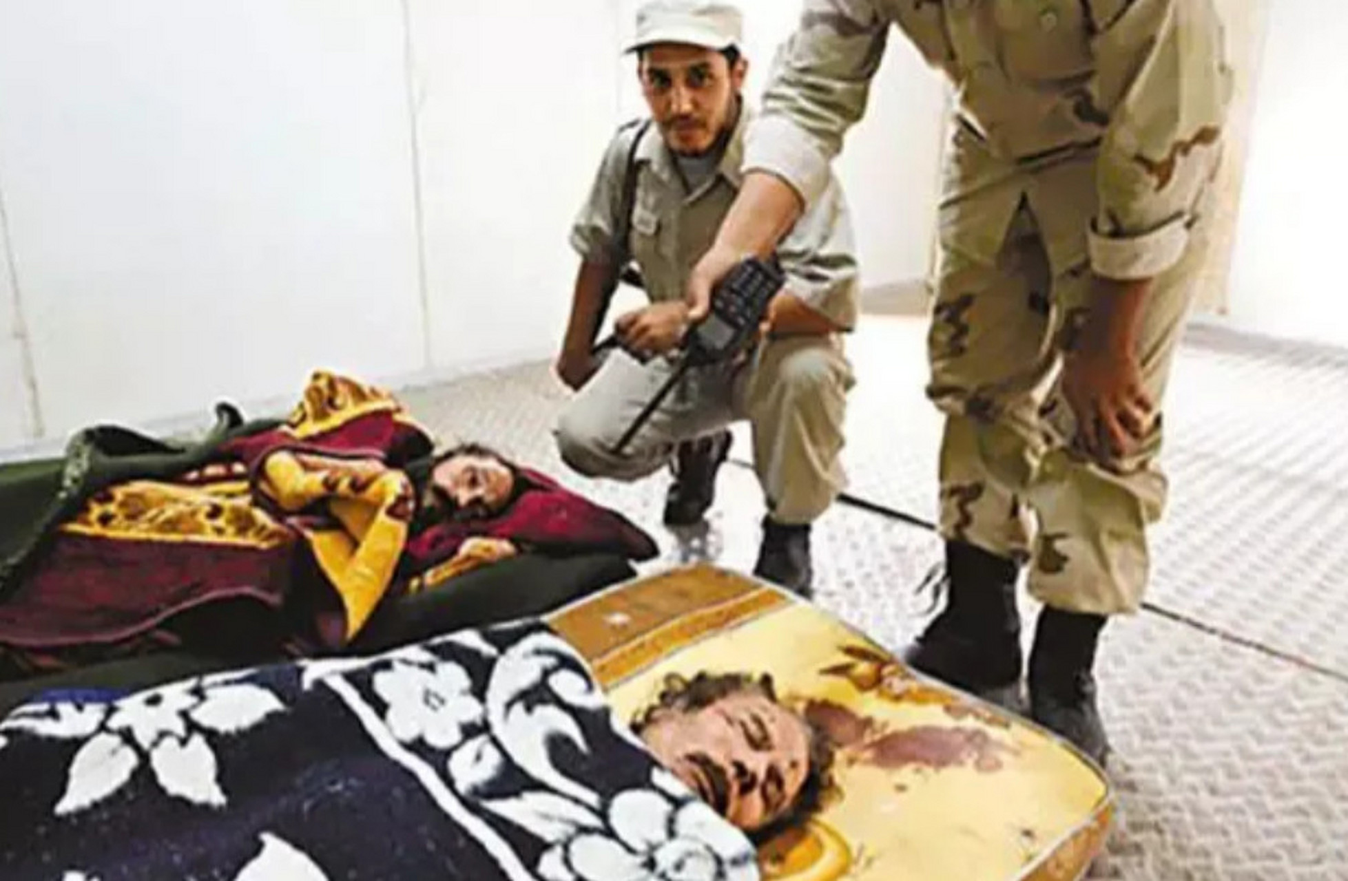 下图是2011年10月,卡扎菲的第五个儿子穆塔西姆临死前的照片,他向反对