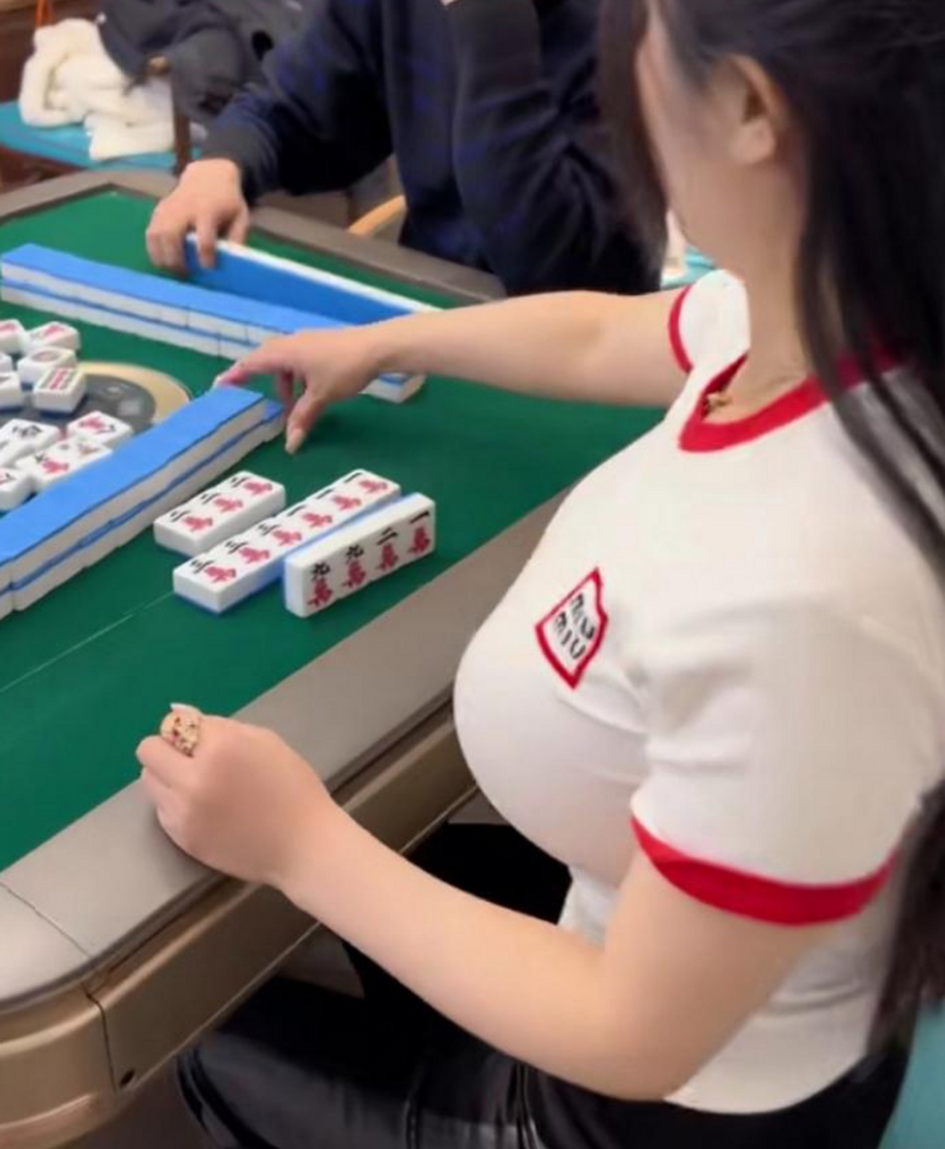 搞不明白,为什么有些女人天天打麻将,什么也不干也是一辈子,而我天天