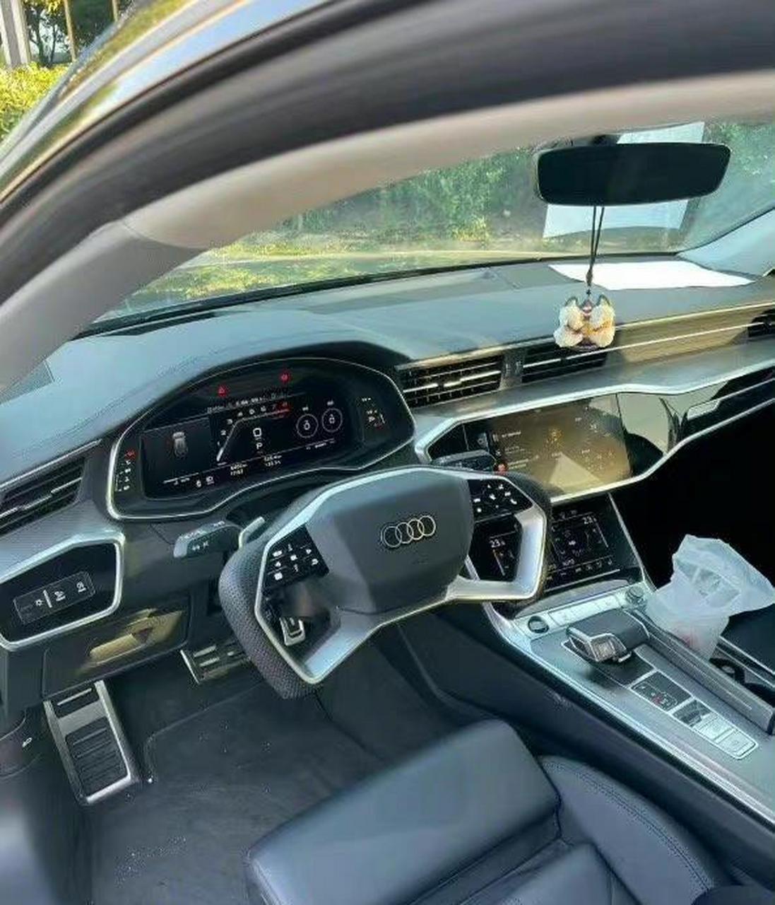 网友:作为穷人的我没开过豪车,这方向盘该怎样开呢?