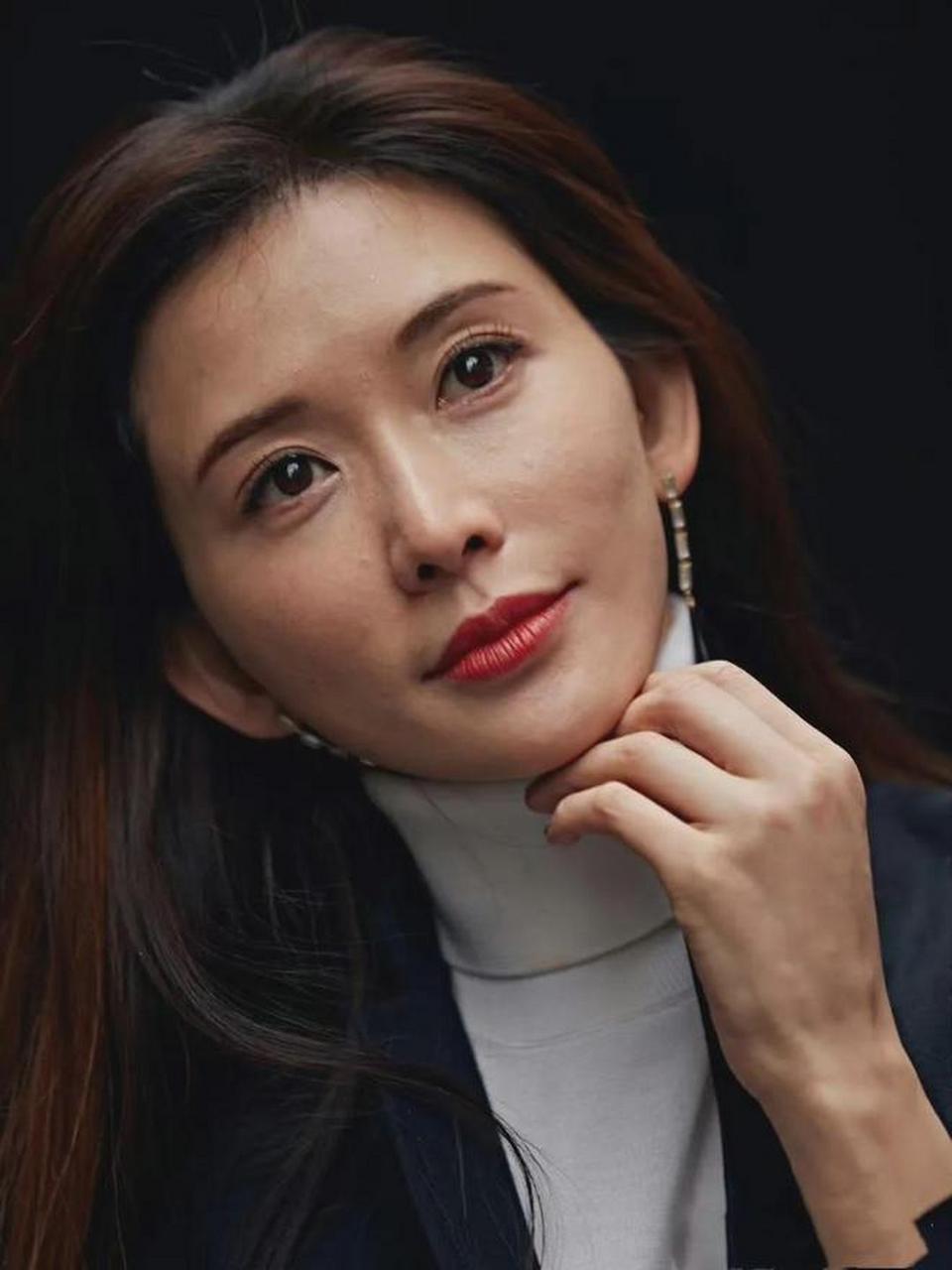 48岁的台湾女星林志玲最近曝光了一组素颜高清照片
