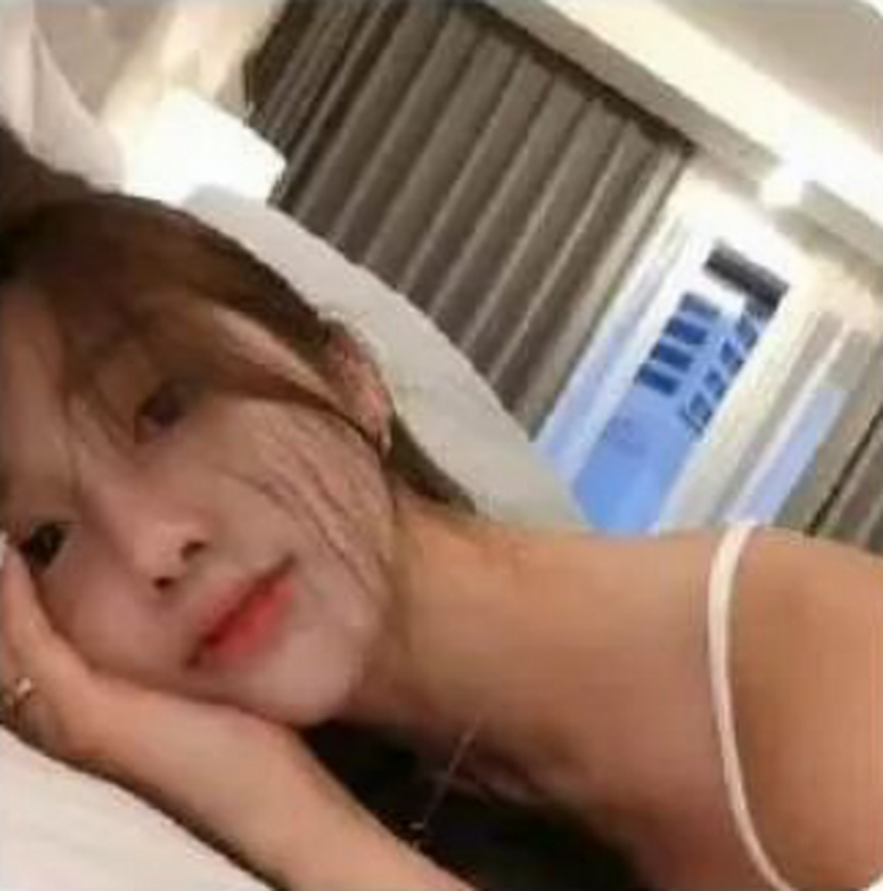 老婆出差,这是给我发的自拍,大家帮我看看有问题吗?