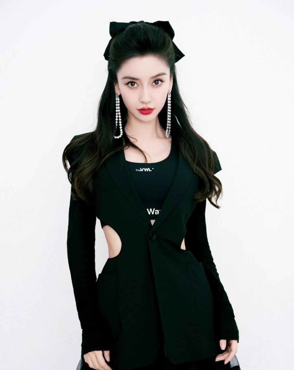 杨颖穿黑裙变身猫系美少女,腰部镂空露出白皙肌肤.