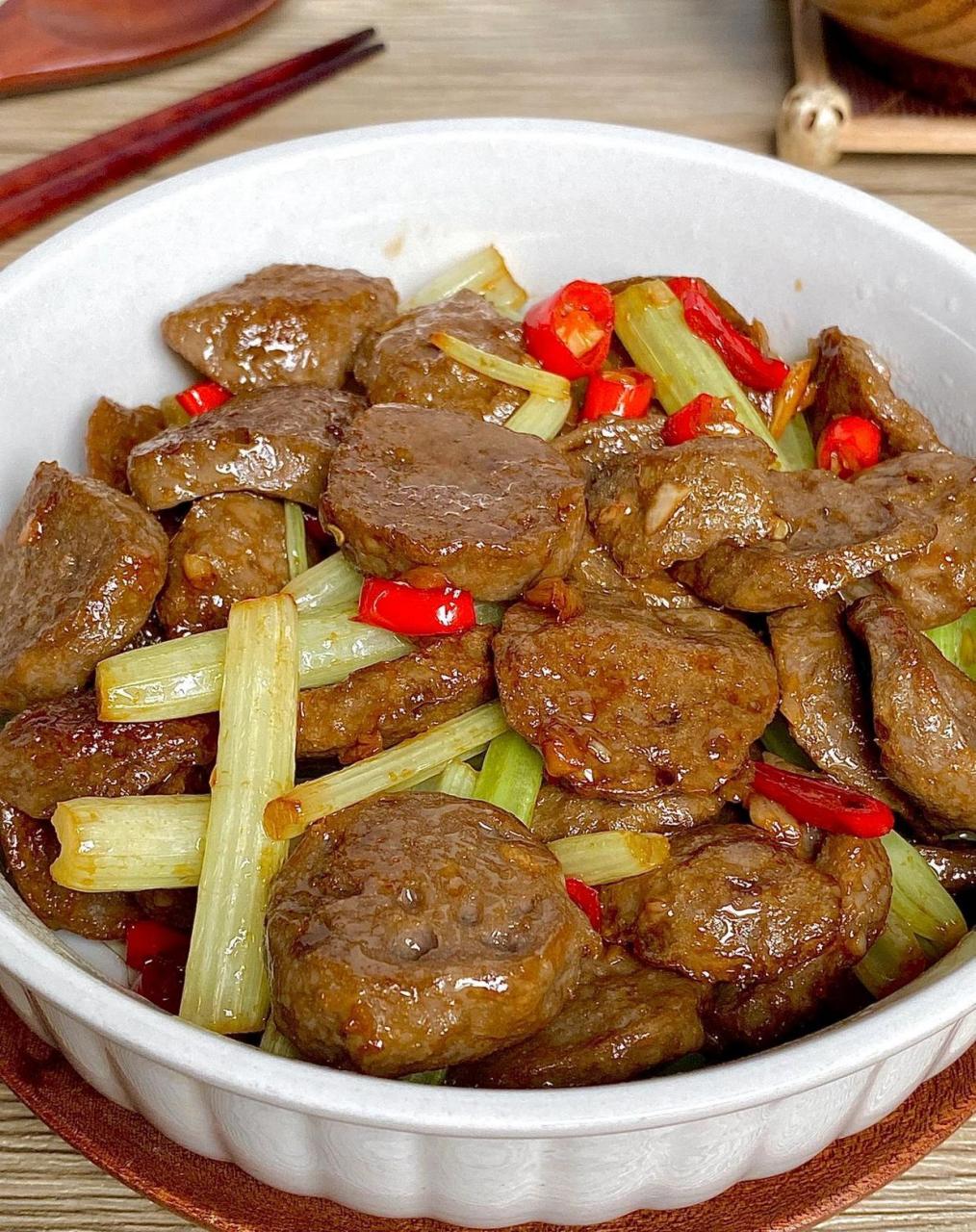 炒牛肉丸太好吃了,平时喜欢吃牛肉丸的不要错过!煎炒过的更香!