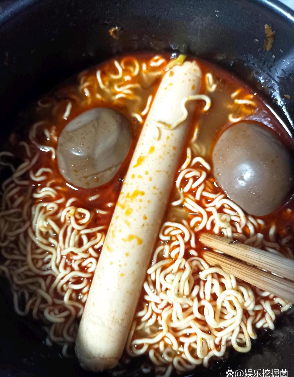 一个火腿两个鸡蛋,生活就是这么简单#趣图呵呵#[得意]