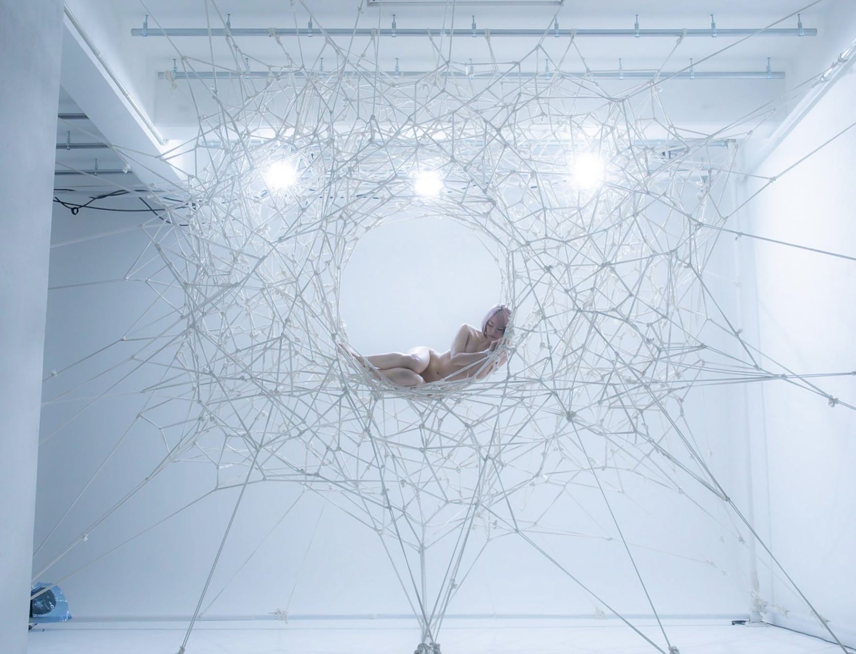 是牢笼还是重生?艺术家的思想表达#行为艺术