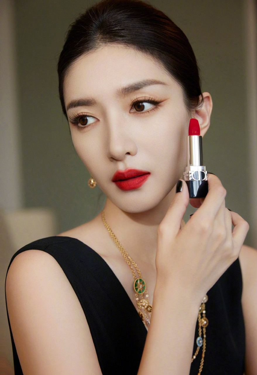 星闻#  江疏影拥有贵气和优雅的外表,同时还有着少女的活力.