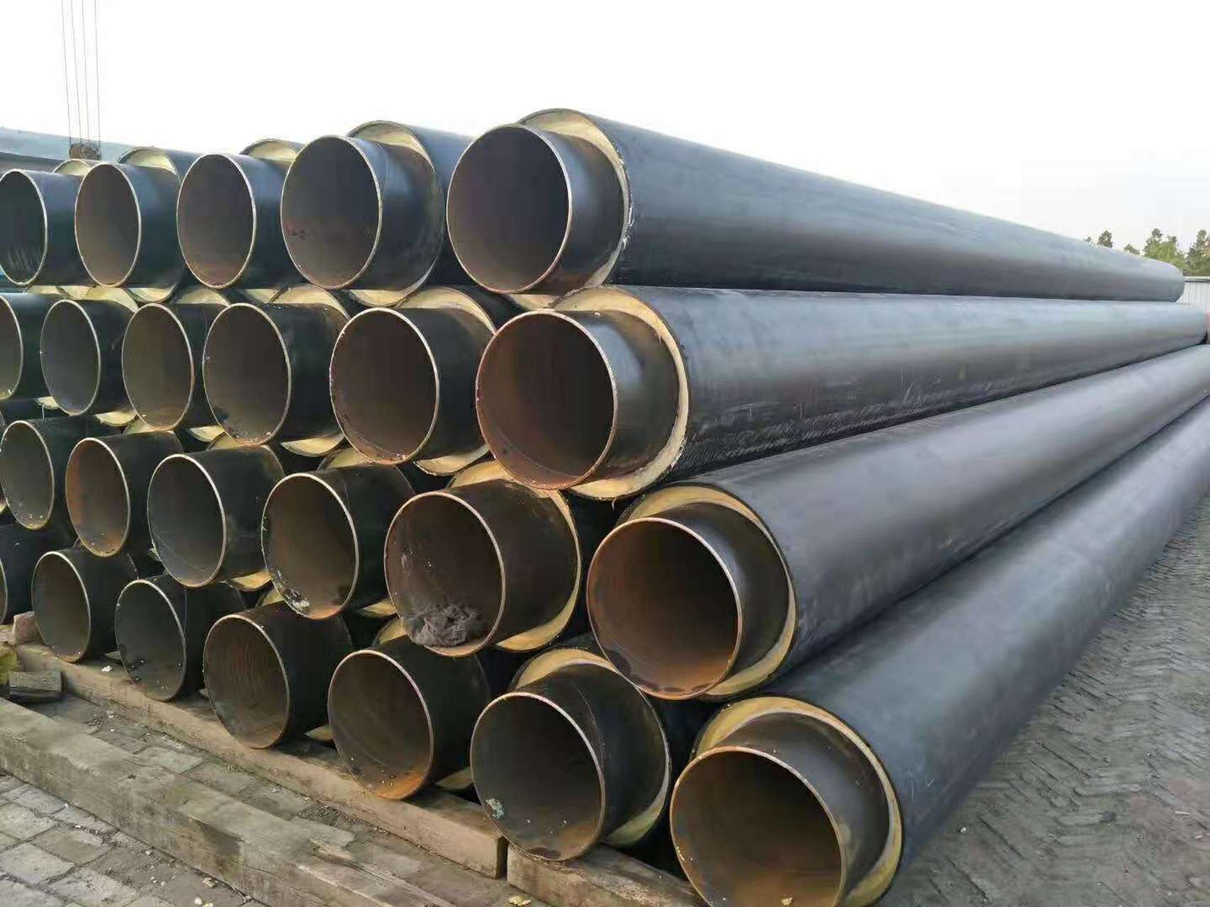 由输送介质的工作钢管,聚氨酯保温层,聚乙烯塑料外护管,通过设备依次