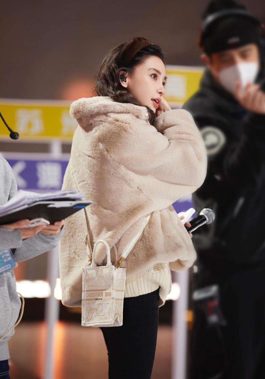 angelababy杨颖跨年晚会彩排照,毛茸茸的外套也好可爱啊[比心]