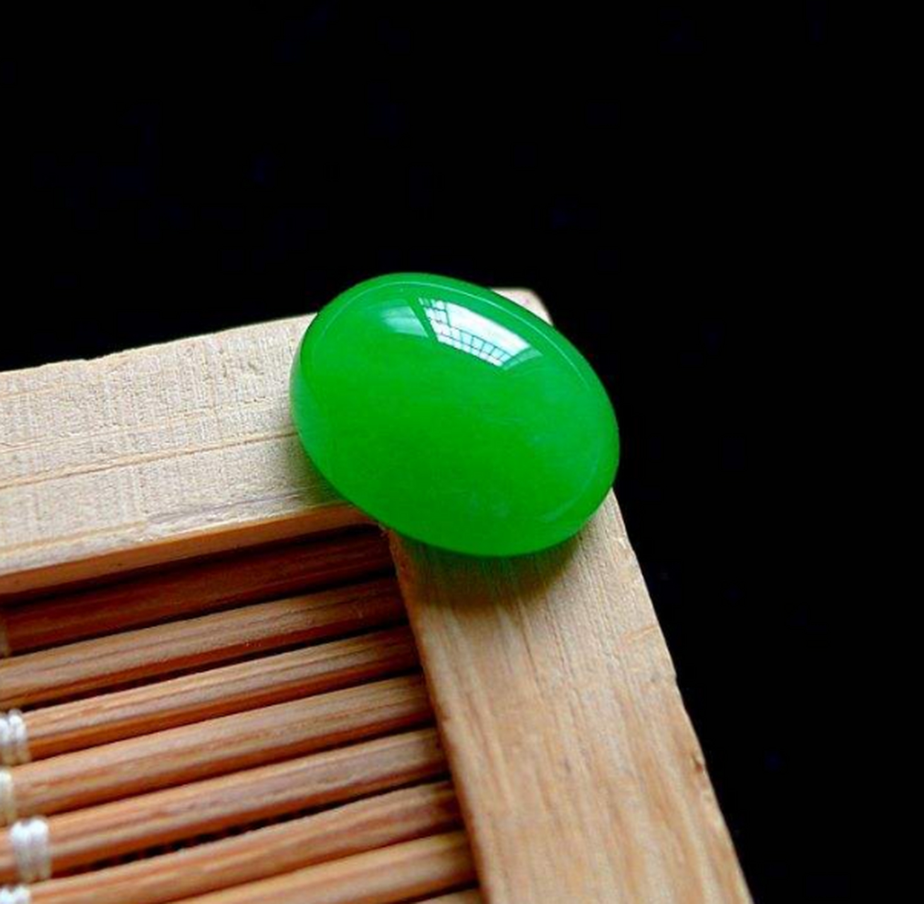 阳绿翡翠 阳绿翡翠,阳绿其实也被称作黄阳绿,很好理解,就是翠绿中带黄