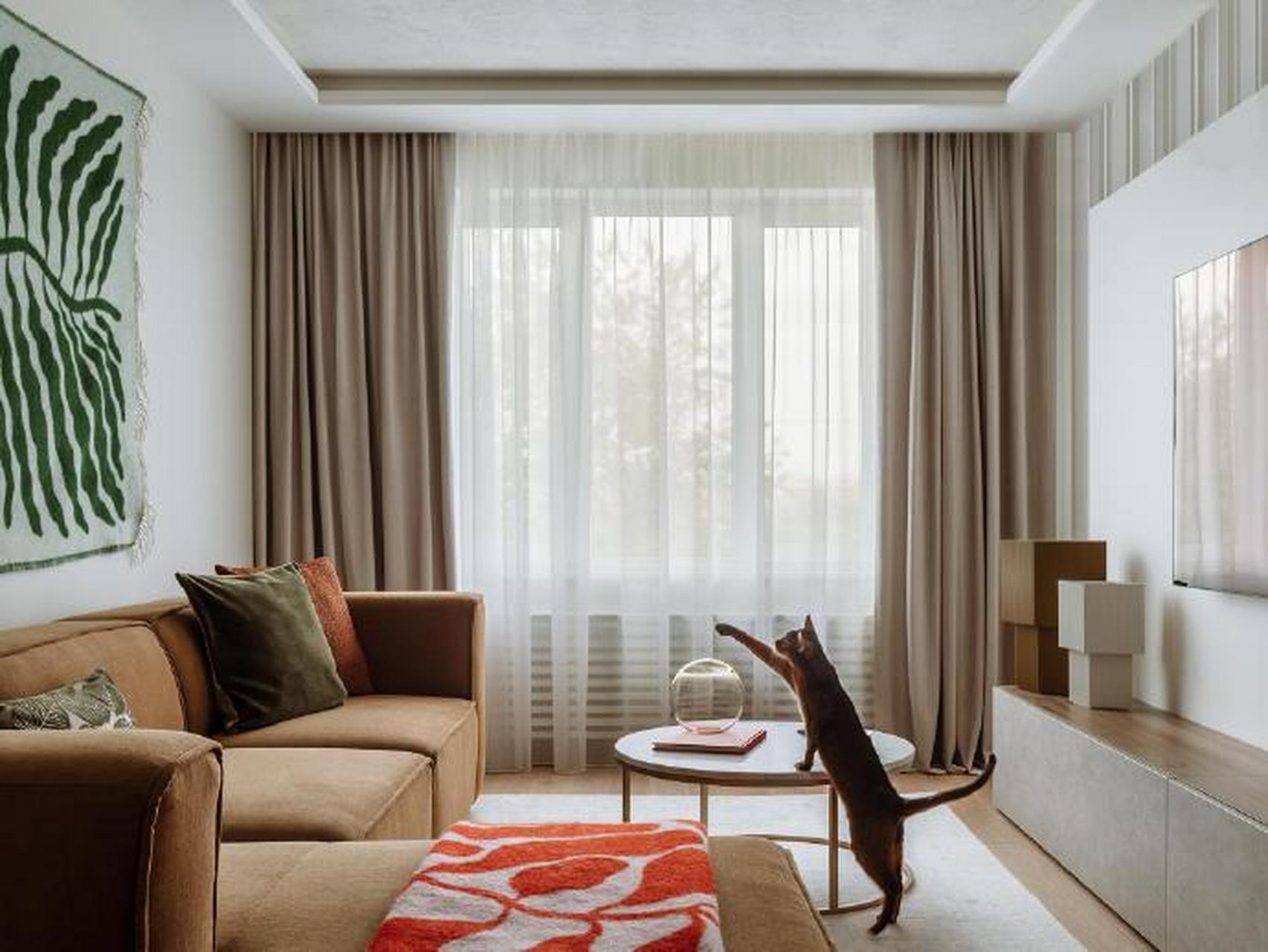 60平公寓,充分利用空间,焦糖色沙发呼应卧室墙面,整体温柔耐看