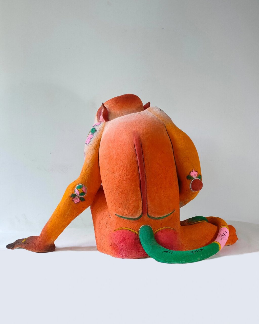 纸浆的雕塑  纸浆猴子雕塑,尺寸为73厘米 x 47厘米 x 50厘米,采用纸浆