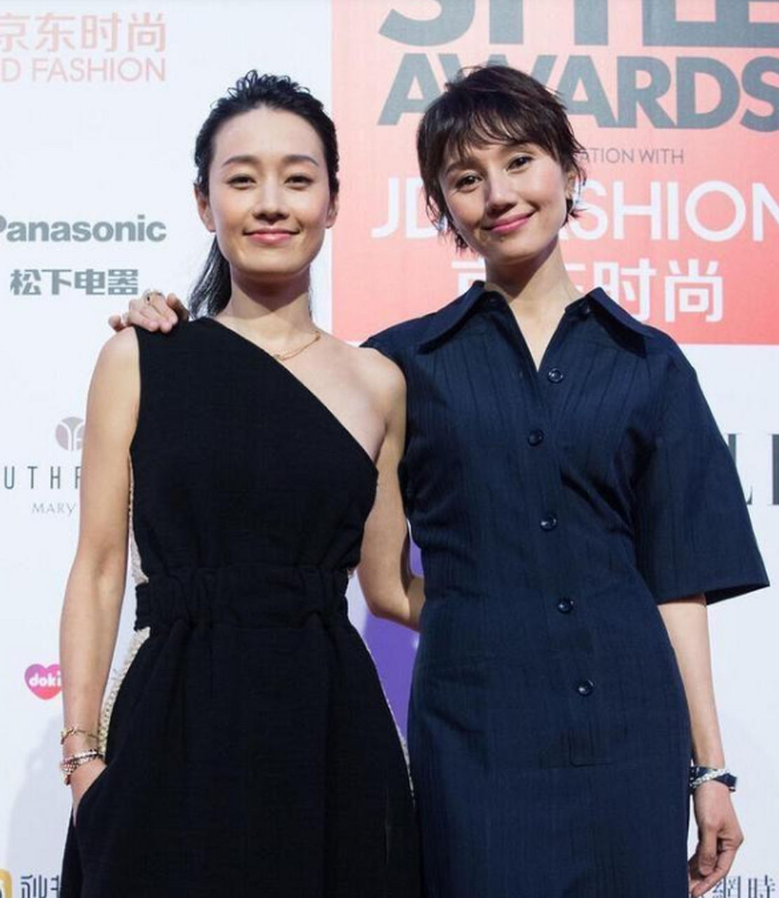 马伊琍和袁泉同台,一个穿斜肩连衣裙,一个穿衬衫连衣裙亮相,娱乐圈中