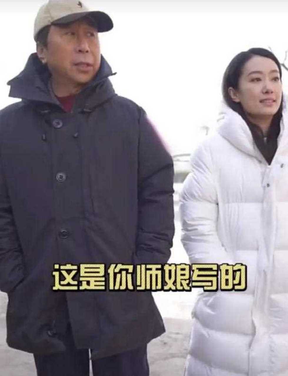 新晋影后张小斐获得金鸡奖人气高,和冯巩搭档小品也是段子手,机场偶遇