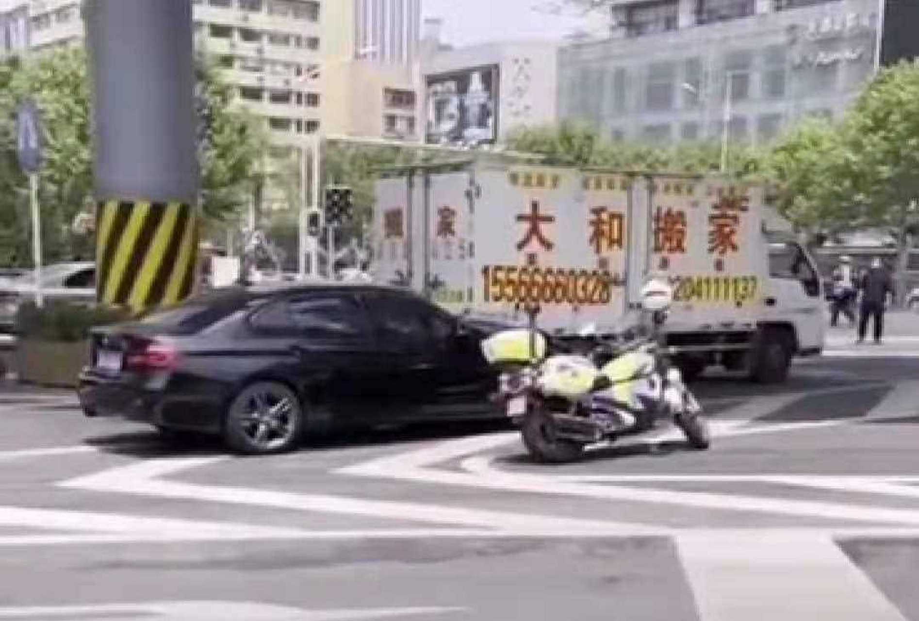 大连劳动公园北门放生一起惨烈车祸,一辆宝马车把走人形横道的行人撞