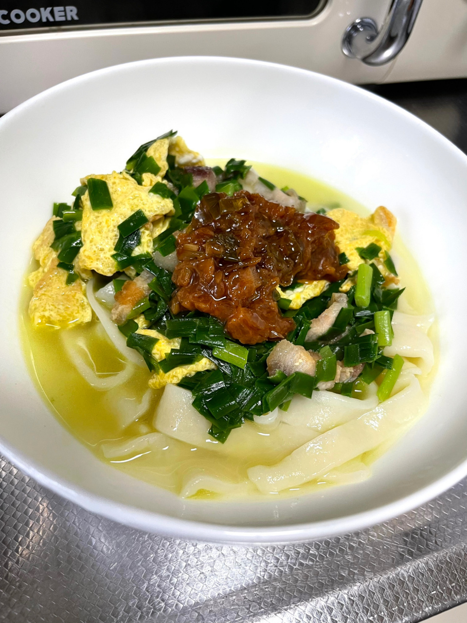 韭菜鸡蛋打卤面 1:准备适量面粉,加入一丢盐增加筋性,温水和成稍硬的