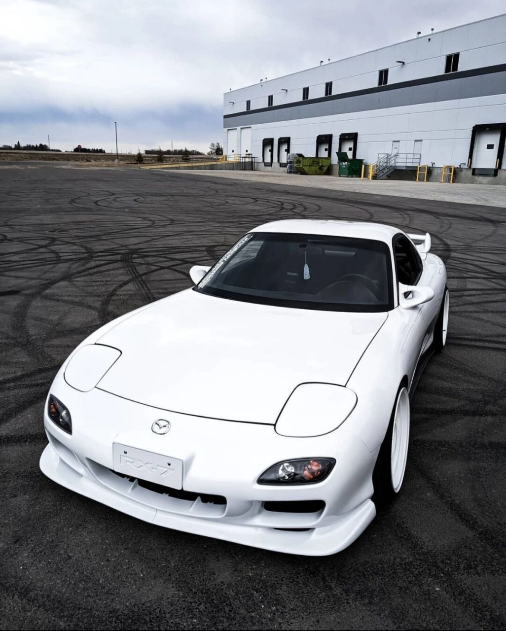 最漂亮的马自达,没有之一  1991年面世的fd3s跟我同龄,是一个长得巨帅